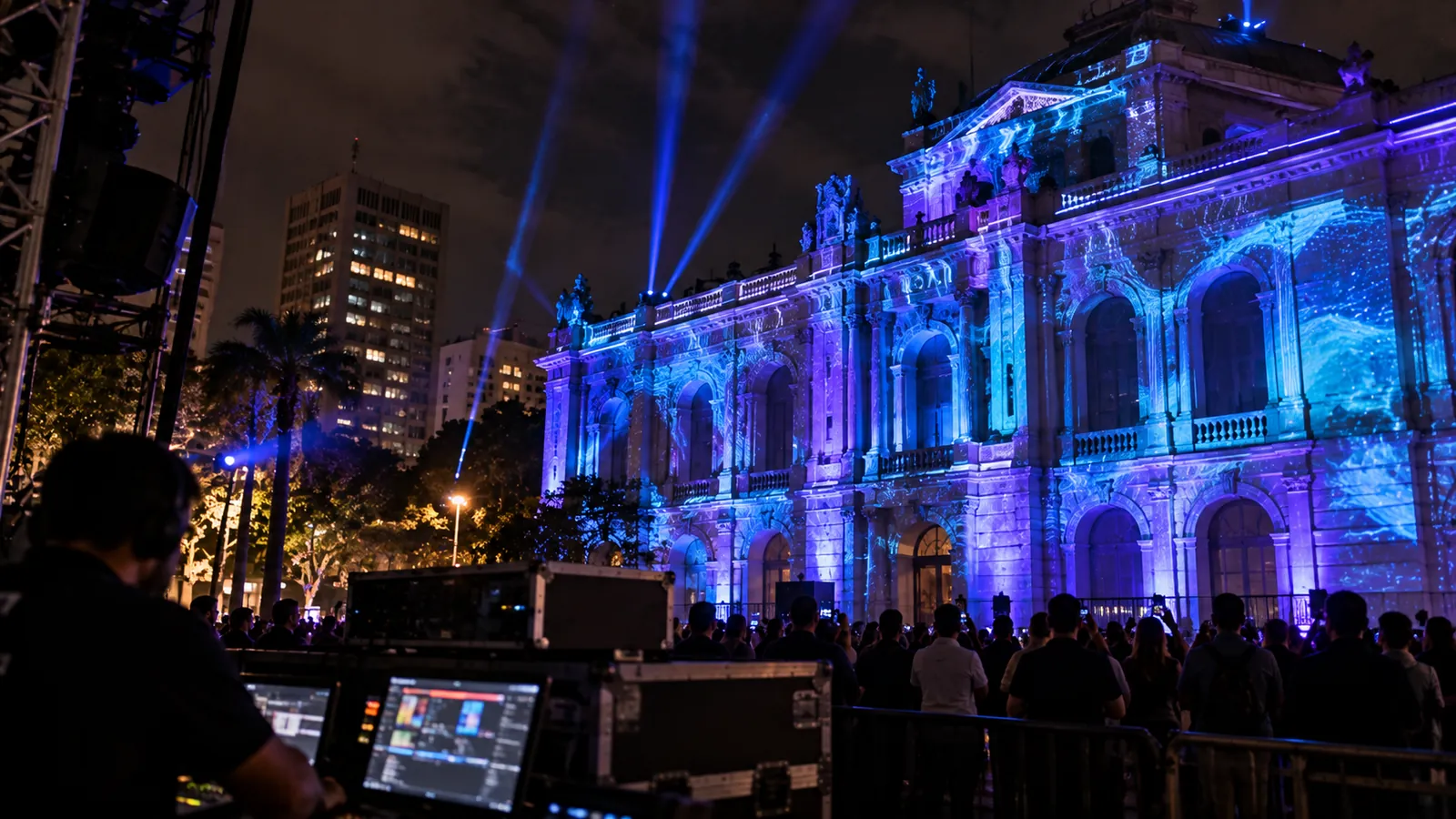 Ativação urbana com projeção e iluminação em fachada histórica