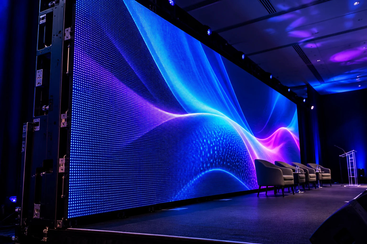 Painel de LED indoor modular em palco de evento corporativo