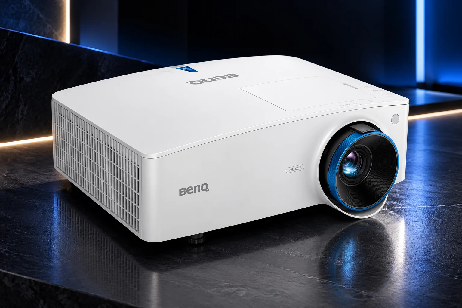 Projetor laser BenQ LU935 de 6.000 lumens com lente iluminada em cenário escuro