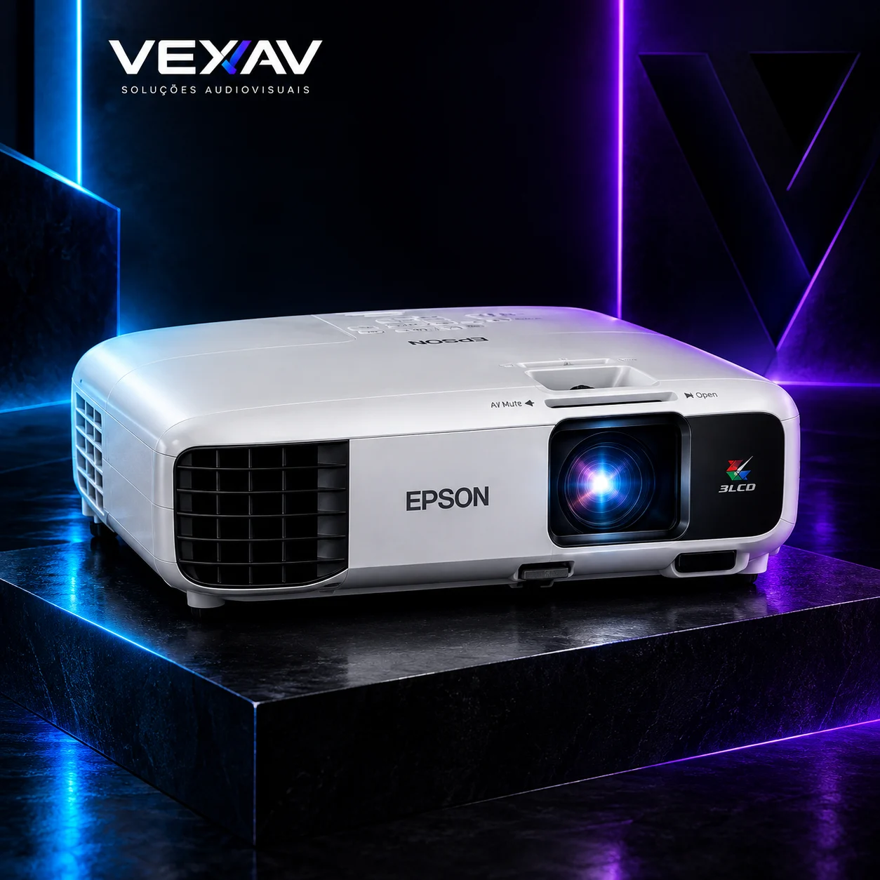 Projetor Epson PowerLite FH54+ em ângulo de 45 graus sobre base preta com iluminação azul e violeta